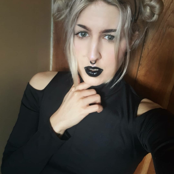 Meet your Posher, Arianna - Picture 2 of 3